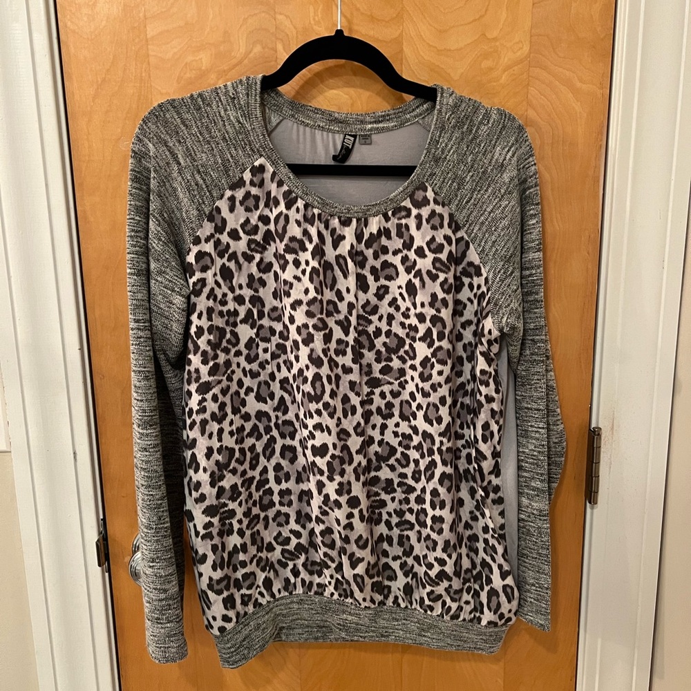 Gray cheetah print top - small